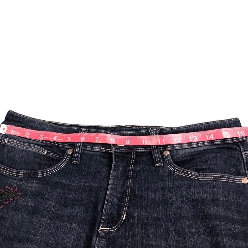 Bandolino Lisbeth Floral Embroidered Crop Frayed Hems Jeans - Picture 7 of 11